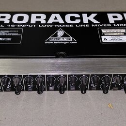 Stříbrný rackový mixér s černým horním krytem. Na krytu je velký bílý nápis EURORACK PRO a text PROFESSIONAL 16-INPUT LOW-NOISE LINE MIXER MODEL RX16…