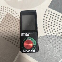 Černý kompaktní efekt s displejem a červeným ovládacím knoflíkem. Na přístroji jsou nápisy Speaker CAB Simulator, Radar a MOOER. Nad knoflíkem je vid…