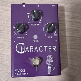 Fialový efekt pedál s nápisy CHARACTER, FV03 a FLAMMA. Na horní části jsou tři otočné ovladače s popisky REVERB (polohy OFF, RM, L, PL), MODE (stupni…