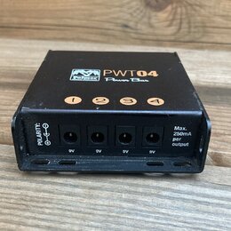 Černý napájecí adaptér s nápisem Palmer PWT04 Power Bar. Zařízení má čtyři výstupní konektory označené čísly 1 až 4 a textem 9V. Na boku je uveden ná…