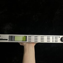 Stříbrný rackový procesor s LCD displejem a ovládacími prvky. Na levé straně je nápis „tc electronic“ a vedle něj modelové označení „M5000 DIGITAL EF…