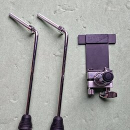 Na fotografii jsou dvě chromované páky tremola s černými gumovými úchopy a jeden kovový držák na páky v černé barvě. Všechny součásti jsou kovové s l…