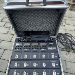V hliníkovém přepravním kufru s černé pěnovou výplní je umístěn černý kytarový procesor Line 6 M13 STOMPBOX MODELER. Zařízení má v horní části dva di…