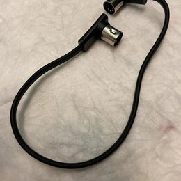 Černý kabel s dvěma konektory typu XLR. Oba konektory mají kovové hroty a černé plastové kryty. Na kabelu ani konektorech nejsou viditelné žádné znač…