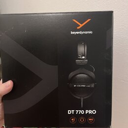 Černá krabice s oranžovým logem a nápisem beyerdynamic. Na balení je fotografie černých sluchátek s nápisy DT 770 PRO a 80 OHM. Dole je uveden model…