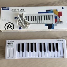 Bílá klávesová MIDI kontrola Arturia MicroLab s 25 klávesami. Na přístroji jsou viditelné nápisy MICROLAB a ARTURIA, vlevo se nachází ovládací tlačít…