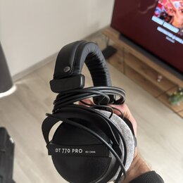Černé uzavřené sluchátka s polstrovaným náhrobkem a ušními mušlami. Na vnější straně mušle je nápis DT 770 PRO 80 OHM. Sluchátka jsou v dobrém stavu,…