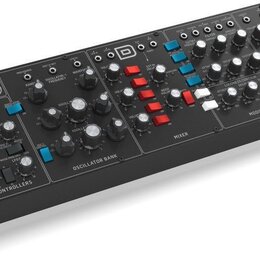Černý analogový syntetizátor v dřevěném rámu. Na panelu jsou viditelné nápisy OSCILLATOR BANK, MIXER, MODIFIERS, CONTROLLERS a OUTPUT. Přístroj obsah…