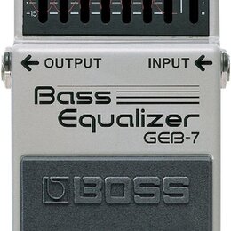 Stříbrný efekt pedál s černým ovládacím panelem a šedým gumovým spínacími tlačítkem. Na pedálu je nápis Bass Equalizer GEB-7 a logo BOSS. Horní panel…