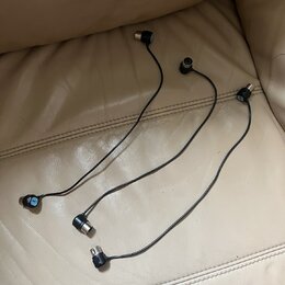 Tři černé audio kabely s konektory na obou koncích. Na některých konektorech jsou vidět modré značky s bílým textem, který je nečitelný. Kabely leží…