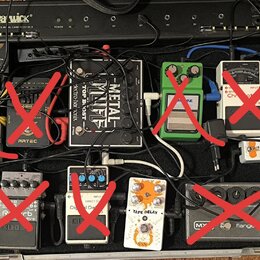 Fotografie znázorňuje efektový pedalboard v černém kufru značky Warwick. Na desce je umístěno několik kytarových efektů, včetně značek Joyo (model PR…