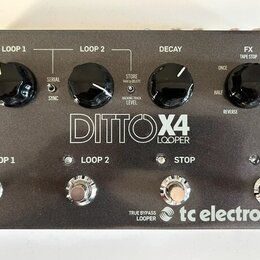 Šedý efekt pedál s nápisem DITTO X4 LOOPER a logem tc electronic. Zařízení má čtyři stoupací spínače označené jako LOOP 1, LOOP 2, STOP a FX. V horní…