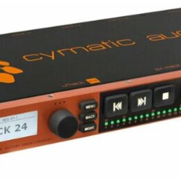 Audio rozhraní v rackovém provedení s oranžovým předním panelem a černým šasi. Na horní části je nápis cymatic audio a oranžové logo. Na předním pane…