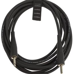 Černý kabel s dvěma konektory typu jack. Na kabelu je opakovaně bílý nápis „Superflex Speaker Cable Low Impedance >>> Per Speaker only <<<“. Kabel je…
