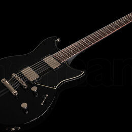 Černá elektrická kytara s tmavým hmatníkem a bílými lemovkami kolem těla. Nástroj má dva humbuckery, Tune-o-matic kobylku a čtyři ovládací knoflíky.…
