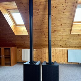 Dva černé reproduktory s vysokými, štíhlými sloupci. Spodní části jsou v podobě hranatých subwooferů, na kterých je umístěno logo Yamaha. Povrch repr…
