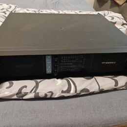 Černý výkonový zesilovač v kovovém šasi s ochrannými úhly. Na předním panelu je nápis FP-SERIES a označení modelu FP10000Q. Jsou zde vidět ovládací p…