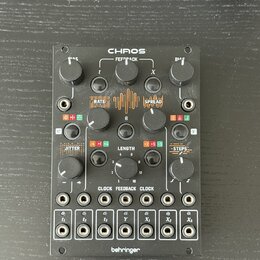 Černý modul s nápisem CHAOS v horní části a behringer ve spodní. Zařízení obsahuje několik otočných potenciometrů, tlačítka a v dolní části 12 zapušt…
