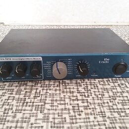 Modrý efektový modul s nápisem TFX-1016 18 bit Digital Effects Module a logem the t.racks. Přední panel obsahuje tři černé otočné ovladače s popisky…
