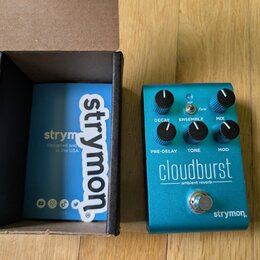 Modrý efekt pedál s nápisem cloudburst a podtitulem ambient reverb. Na spodní části je logo strymon. Pedál má šest ovládacích knoflíků s popisky DECA…