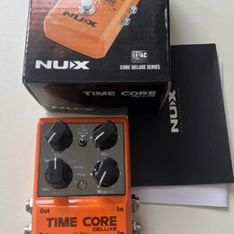Oranžový efekt pedál s nápisy TIME CORE DELUXE a NUX. Na horní části jsou čtyři černé ovládací knoflíky s popisky Tap/T Lock/Normal, Mix, Time a Repe…