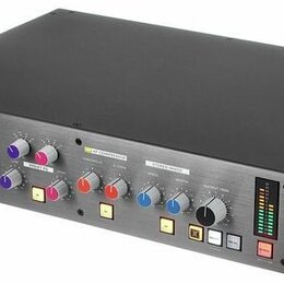 Černý rackový procesor s kovovým předním panelem. Na levé straně je nápis Solid State Logic a vpravo označení FUSION. Přístroj obsahuje řadu barevnýc…