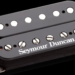 Černý humbucker s kovovou základnou a dvěma řadami snímačů. Na spodním krytu je bílý nápis Seymour Duncan. Horní řada má viditelné stříbrné pólové šr…