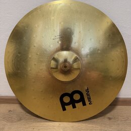 Zlatý mosazný činel s jemným žebrováním po celém povrchu. V dolní části je velké černé logo "B" a svislý nápis "MEINL". V horní části je drobný nápis…