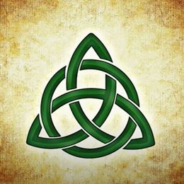 Fotografie zobrazuje zelený grafický symbol keltického uzlu (triquetra) s černým obrysem a bílým stínem. Symbol je umístěn uprostřed na texturovaném,…