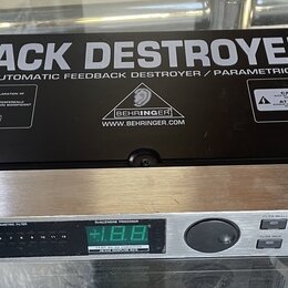 Rakový procesor Feedback Destroyer Pro značky Behringer, model DSP1124P. Zařízení má stříbrný přední panel s digitálním displejem, několika tlačítky…