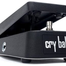 Černý wah-wah pedál s texturovaným povrchem. Na přední straně je bílý nápis cry baby. Nástroj vykazuje minimální známky opotřebení a má gumové nožičk…