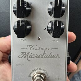 Stříbrný efekt pedál s čtyřmi černými oválnými knoflíky. Na horní části jsou nápisy BLEND, ERA, LEVEL a DRIVE, uprostřed je nápis Vintage Microtubes…