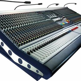 Velký analogový mixážní pult s modrým šasi a stříbrným horním panelem. Na levém boku je nápis Soundcraft. Povrch je osazen velkým množstvím potenciom…