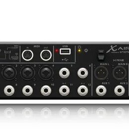 Černý digitální mixážní pult s nápisem X AIR X18 a logem behringer. Na přední straně jsou čtyři vstupní konektory XLR, osm kombinovaných konektorů ja…