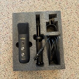 Černý mikrofon s mřížkou, na kterém je nápis marantz Professional a v dolní části označení MPM-1000U PODCAST MIC. Součástí sady je černý stolní stati…