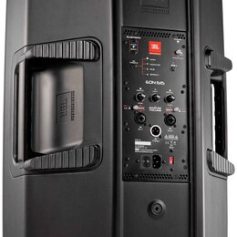 Černý aktivní reproduktor z plastového materiálu. Na zadním panelu a na horní části korpusu je logo JBL PROFESSIONAL, dále je zde nápis EON 615. Pane…