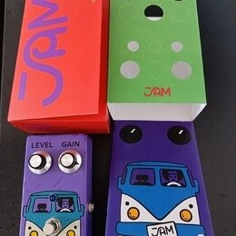 Na fotografii je kytarový efekt v fialovém provedení s motivem modrého autobusu a nápisem JAM na SPZ. Efekt má dva ovládací knoflíky s popiskem LEVEL…