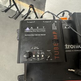 Černý rackový předzesilovač s nápisem ART a označením PROFESSIONAL TUBE MIC PREAMP. Na horní části je nápis 30 Celebrating Thirty Years of Audio a vp…