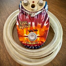 Efekt Talk Box značky Danelectro s barevným motivem tie-dye v červených, žlutých a modrých odstínech. Na horní straně jsou dva otočné oválné knoflíky…