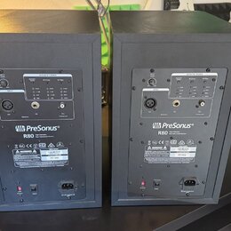 Dva černé studiové monitory z pohledu zadní strany. Na obou je vidět logo PreSonus® a označení modelu R80 s nápisem High Definition Active Near Field…