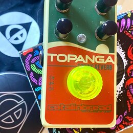 Kytarový efekt v krémovém šasi s červeným a zeleným panelem. Na panelu je nápis TOPANGA SPRING REVERB a logo catalinbread MECHANISMS OF MUSIC. Pedal…
