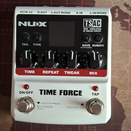 Bílý kytarový efekt s černým ovládacím panelem a červenými popisky. Na panelu jsou nápisy NUX, TSAC TRUE SIMULATION OF ANALOG CIRCUIT a TIME FORCE. J…