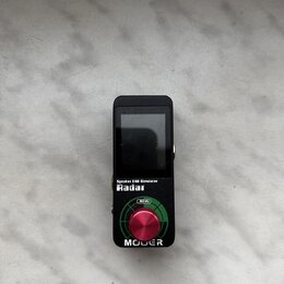 Černý kompaktní efekt s displejem a jedním červeným ovládacím knoflíkem. Na zařízení jsou nápisy „Speaker CAB Simulator“, „Radar“, „MENU“ a značka „M…