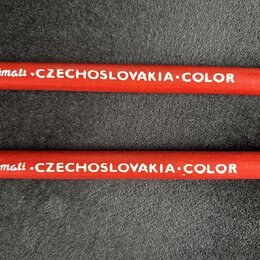 Dvě červené tyče z anodu nebo lakovaného kovu s bílým nápisem Amati • CZECHOSLOVAKIA • COLOR. Povrch je hladký a bez viditelného opotřebení. Tyče lež…