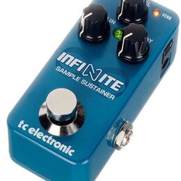 Modrý kytarový efekt s nápisem INFINITE SAMPLE SUSTAINER a logem tc electronic. Na horní straně jsou tři černé otočné knoflíky a dvě kontrolní LED di…