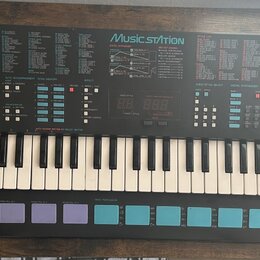 Černý elektronický klavír s bílými a černými klávesami. Na horním panelu je nápis MUSIC STATION, seznamy Voice List a Style List a digitální displej.…