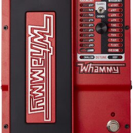 Červený efekt pedál s černým ovládacím panelem a stříbrným spínacím tlačítkem. Na levé straně je černý pedalboard s bílým nápisem Whammy. Pravá stran…