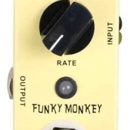 Světle žlutý efekt pedál s nápisy FUNKY MONKEY a MOOER. Obsahuje jeden velký černý ovládací knoflík s popiskem RATE, dva menší černé knoflíky s popis…