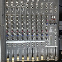 Šedý mixovací pult značky SAMSON, model MX1248 MIXING CONSOLE. Zařízení obsahuje dvanáct vstupních kanálů s posuvníky, řadu otočných potenciometrů a…