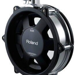 Elektronický bicí pad v černé barvě s kovovými prvky. Uprostřed je bílý nápis Roland a nad ním označení PD-125X DUAL TOM PAD. V dolní části jsou menš…